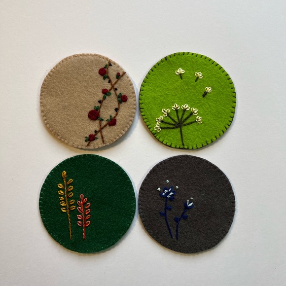 Handcrafted felt coasters and embroidered with silk threads.set of 5 - Picture 2 of 7